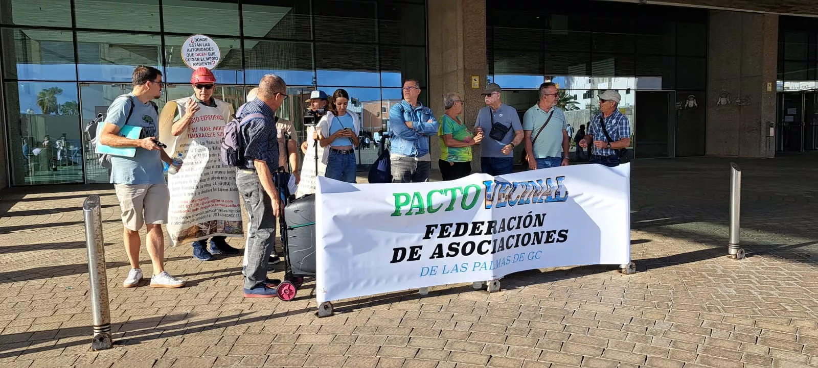 Un grupo de vecinos protesta en los juzgados de la capital grancanaria durante las declaraciones del 'caso Valka', con José Manuel Setién como principal investigado. / AH