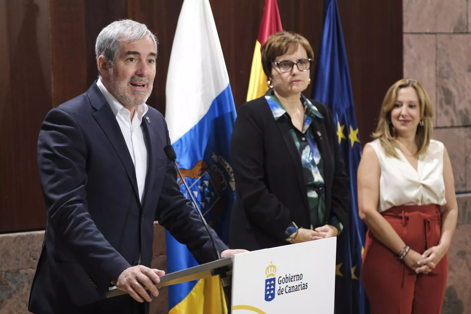 El presidente del Gobierno de Canarias, Fernando Clavijo (i), la consejera de Bienestar Social, Igualdad, Juventud, Infancia y Familias, Candelaria Delgado (c), y la presidenta del Cabildo de Tenerife, Rosa Dávila (d)./ EFE