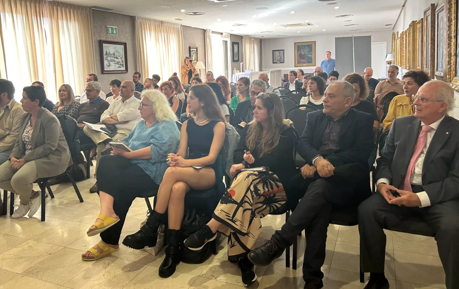 La consejera insular de Sostenibilidad, Blanca Pérez, y el consejero de Empleo del Cabildo de Tenerife, Efraín Medina, en la jornada 'Residuos textiles: avances legales, buenas prácticas, tendencias y oportunidades'./ CEDIDA