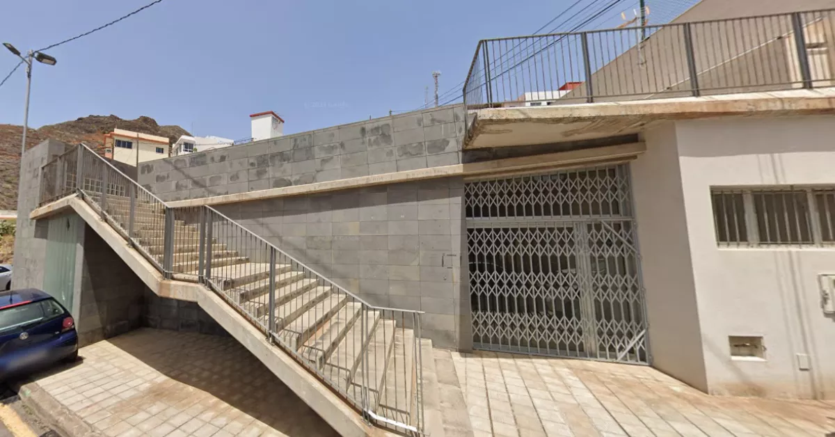 Local de titularidad municipal sin uso en la calle Pimentel del barrio del Suculum, en Santa Cruz de Tenerife./ MAPS