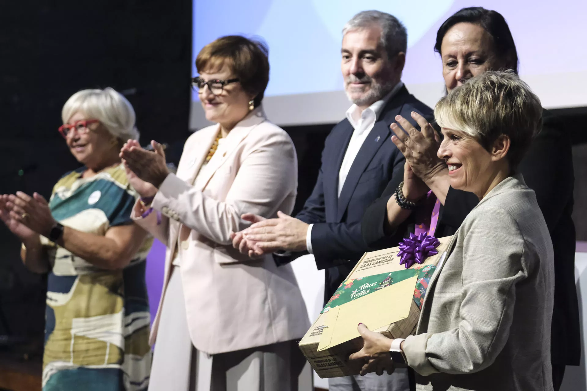La exdirectora del Instituto Canario de Igualdad, Elena Máñez (d), recibe de un reconocimiento de manos de la actual directora del ICI, Ana Brito./ EFE