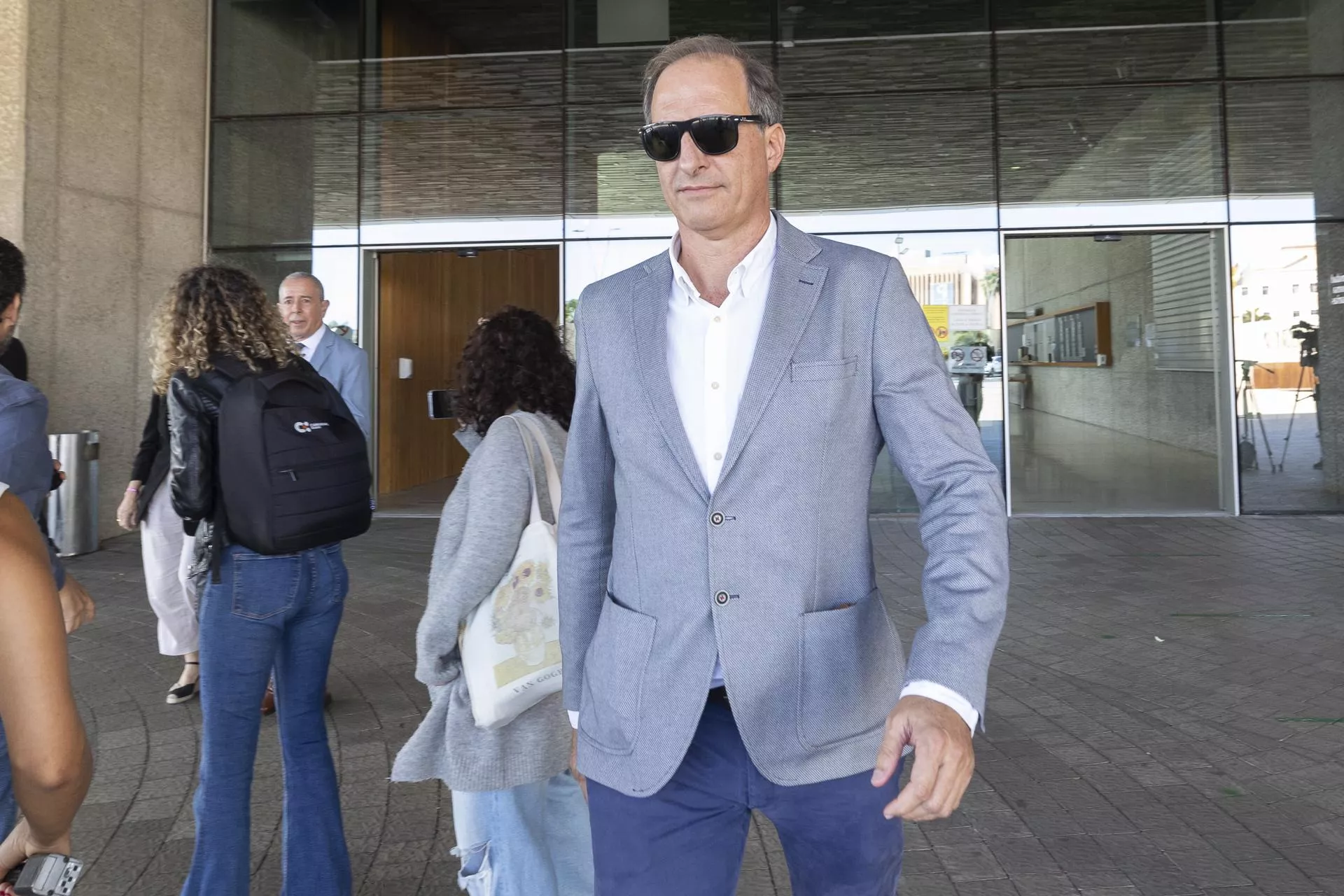 Carlos Cabrera, jefe de Movilidad y Obras de Geursa, tras salir de los juzgados por el 'caso Valka'. / EFE / QUIQUE CURBELO