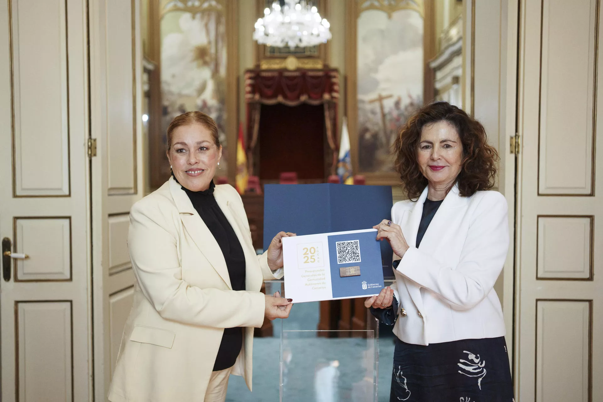 Astrid Pérez, presidenta del Parlamento de Canarias, y Matilde Asián, consejera de Hacienda y Relaciones con la UE, con los presupuestos para 2025. / RAMÓN DE LA ROCHA-EFE
