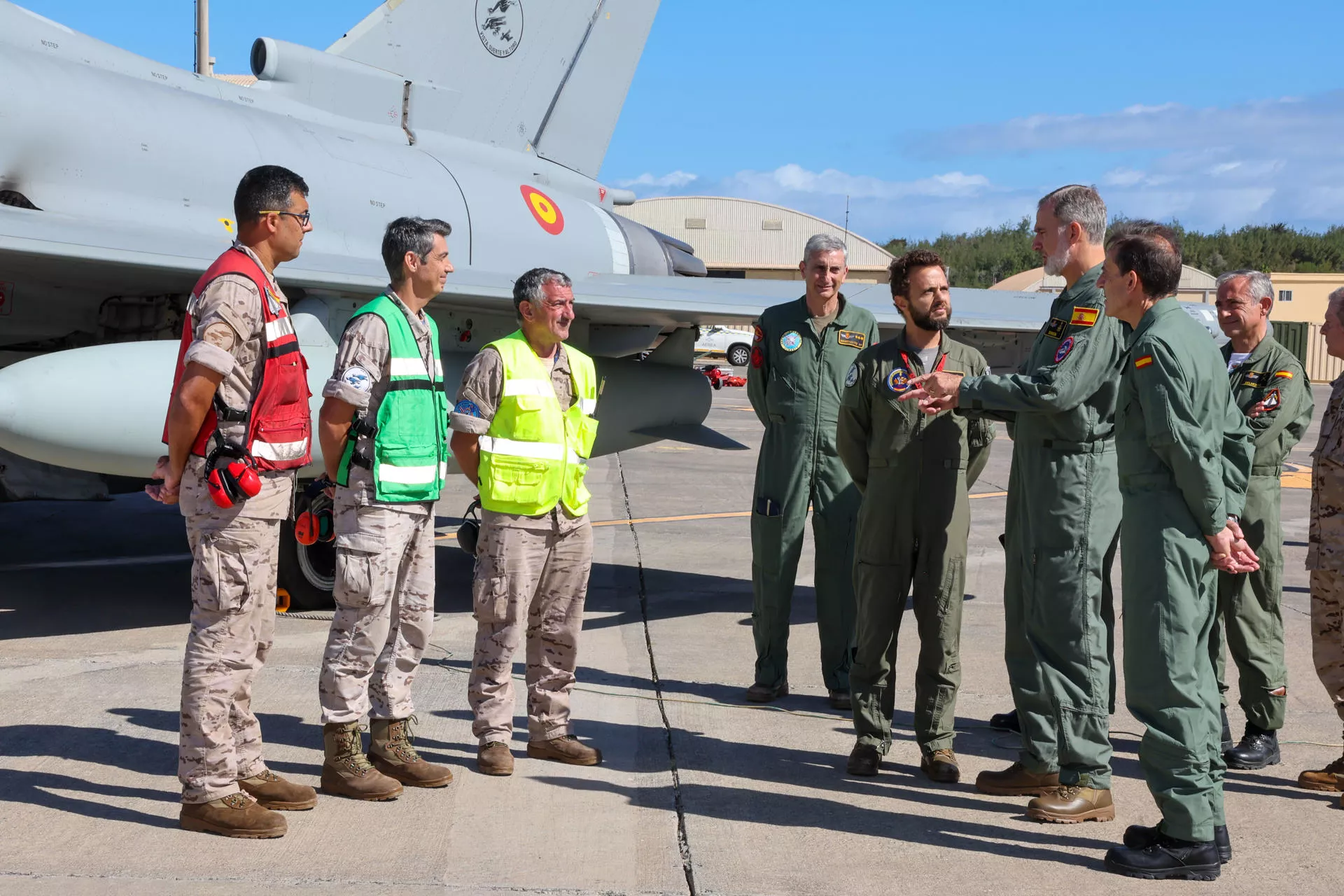 El rey Felipe VI dialoga con mandos militares en Gando. El rey Felipe VI dialoga con mandos militares en Gando.
