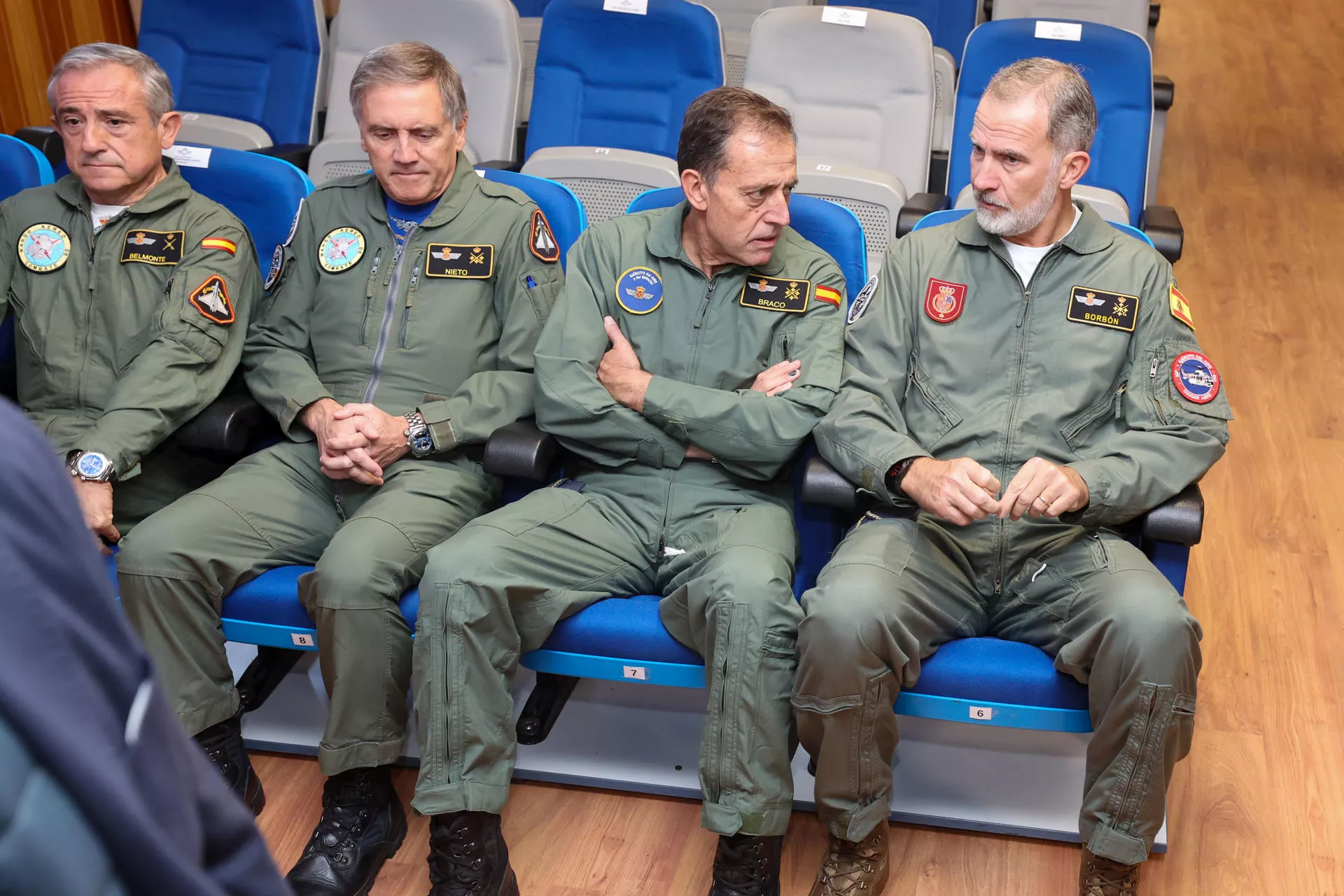 Felipe VI, antes de conocer los detalles del simulacro aérea que se desarrolló este miércoles en Gando. Felipe VI, antes de conocer los detalles del simulacro aérea que se desarrolló este miércoles en Gando.