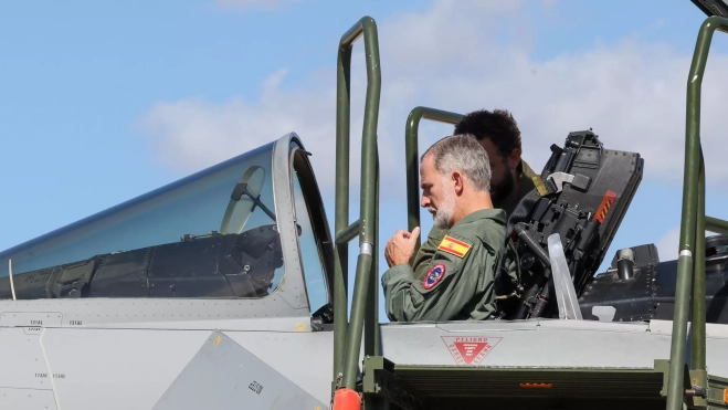 Felipe VI, a bordo de un F18 del Ala 46. / ELVIRA URQUIJO A.-EFE Felipe VI, a bordo de un F18 del Ala 46. / ELVIRA URQUIJO A.-EFE