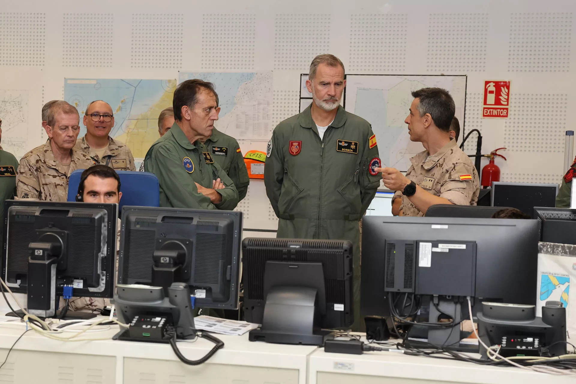 Felipe VI escucha las explicaciones de los mandos de la Base Aérea de Gando. Felipe VI escucha las explicaciones de los mandos de la Base Aérea de Gando.