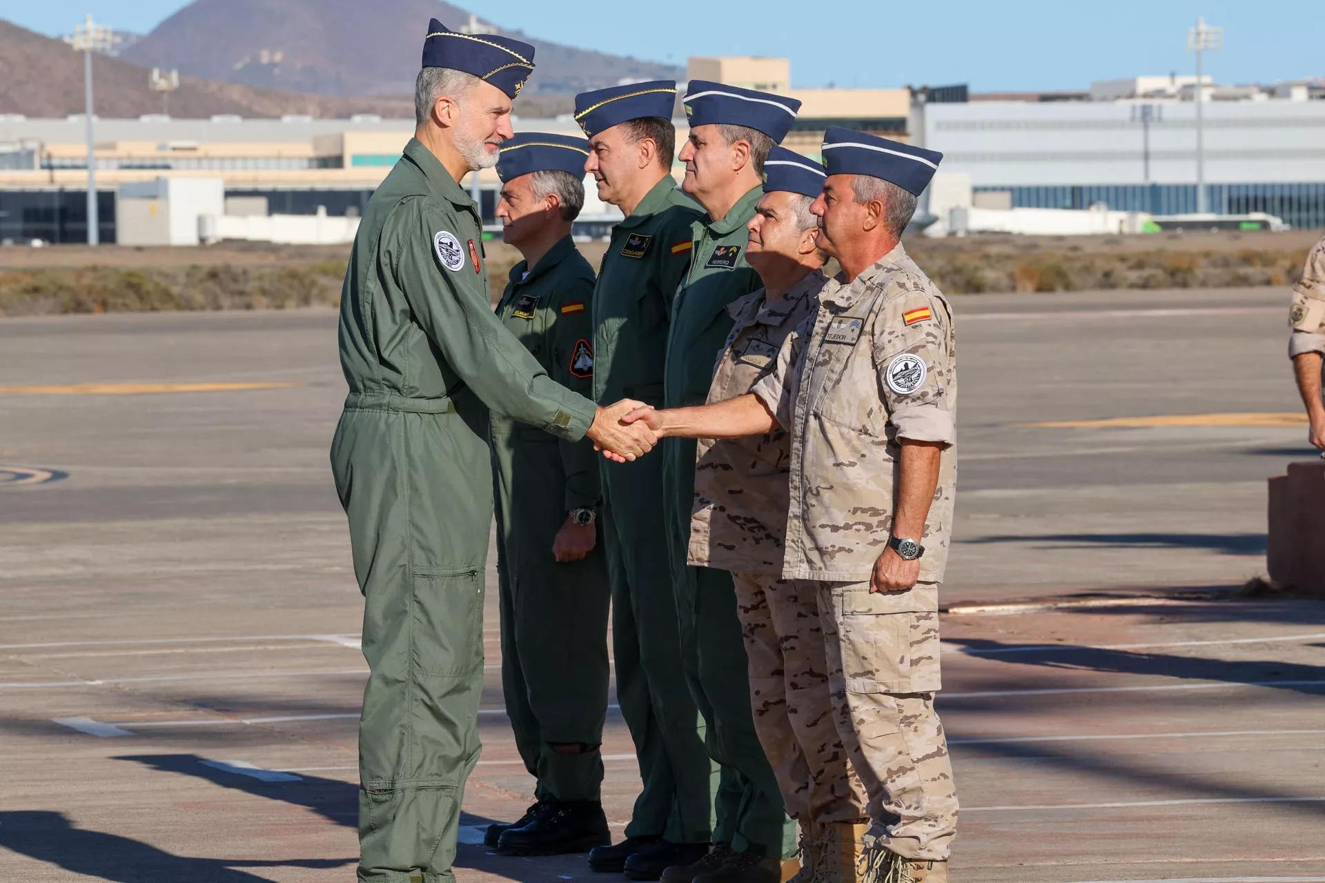 Felipe VI saluda a los mandos presentes en el simulacro. Felipe VI saluda a los mandos presentes en el simulacro.