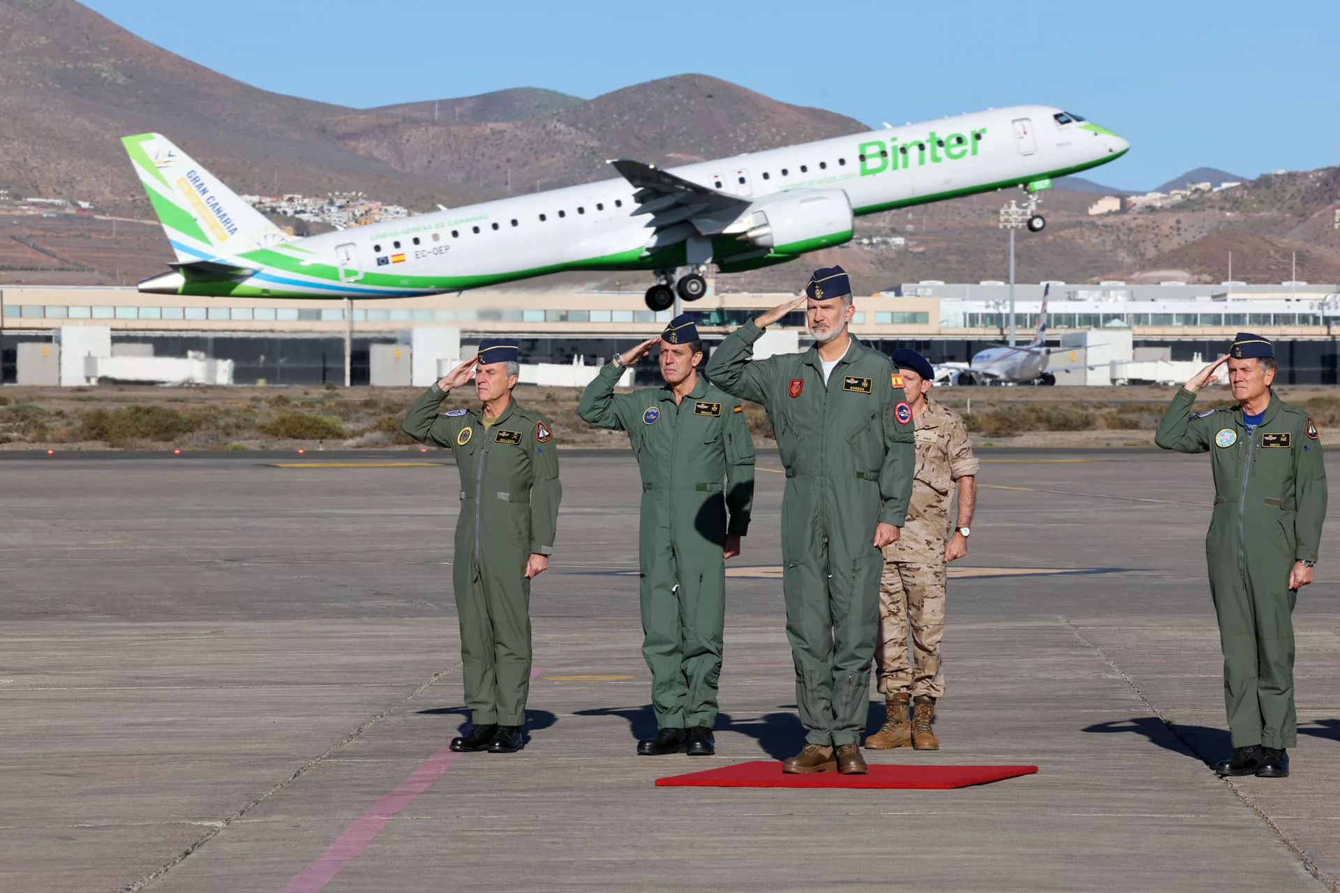 Un Binter despega mientras Felipe VI saluda a las tropas. / ELVIRA URQUIJO A.-EFE