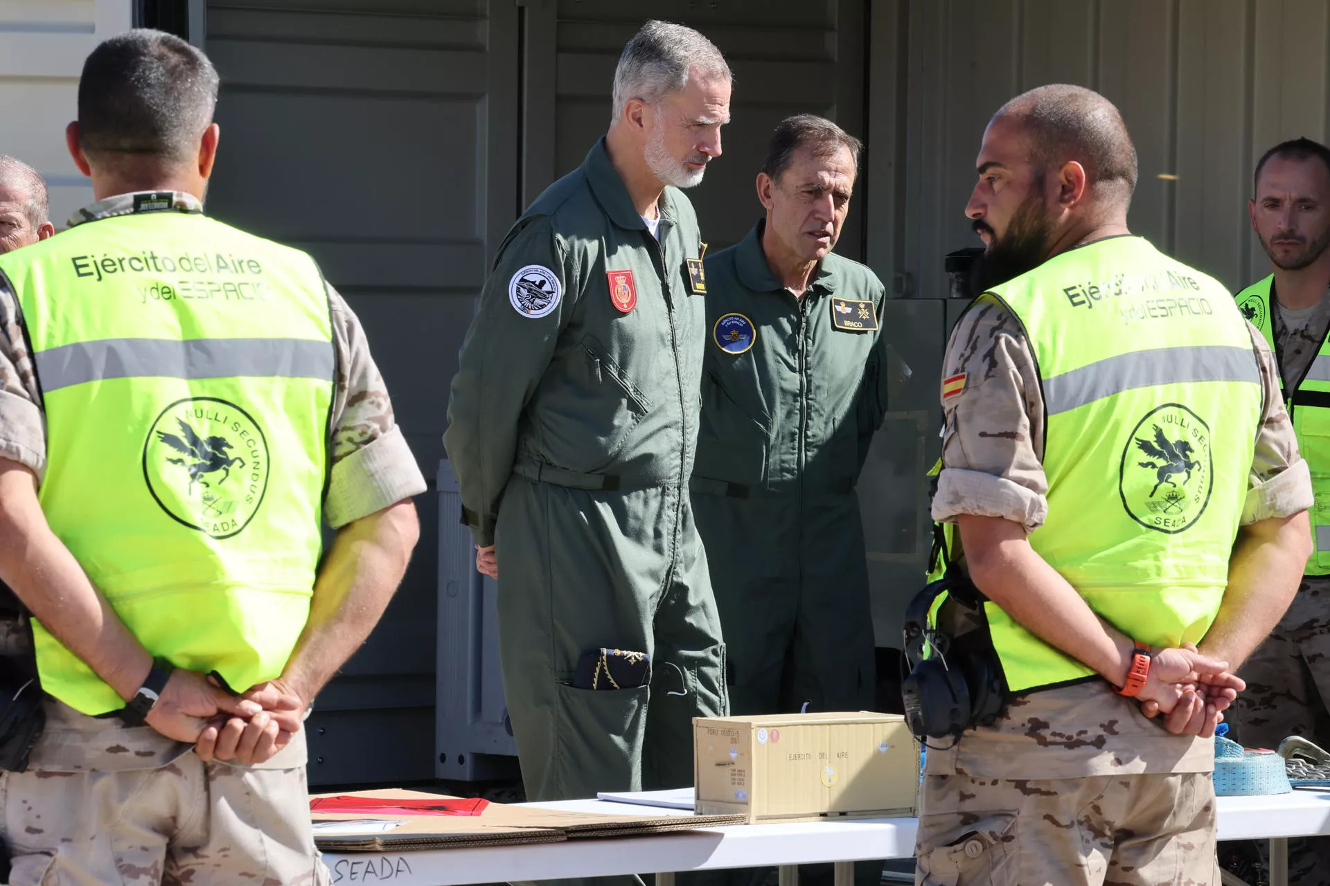 Felipe VI escucha las explicaciones de varios técnicos. Felipe VI escucha las explicaciones de varios técnicos.