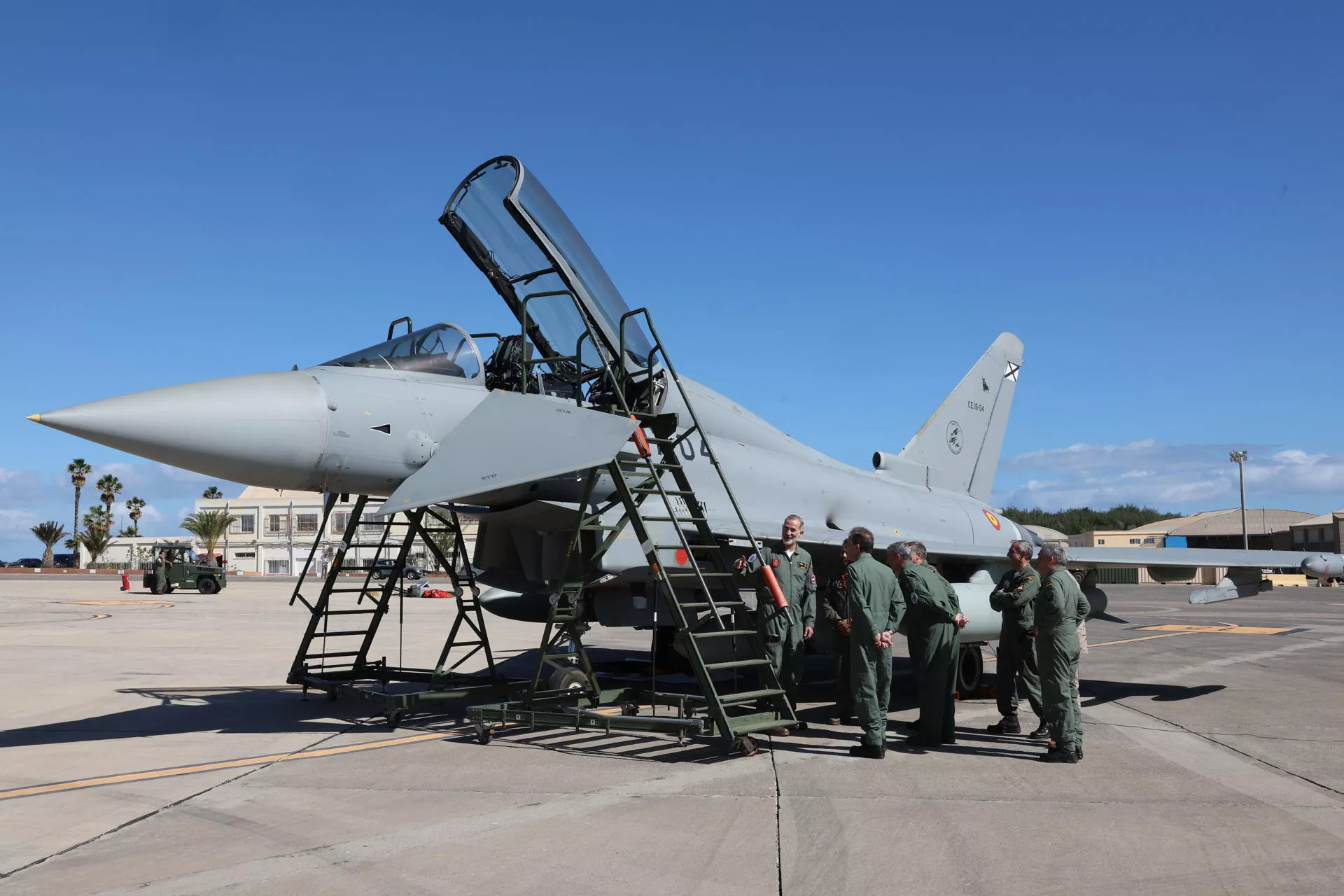 El rey, junto a un caza. El rey, junto a un caza.