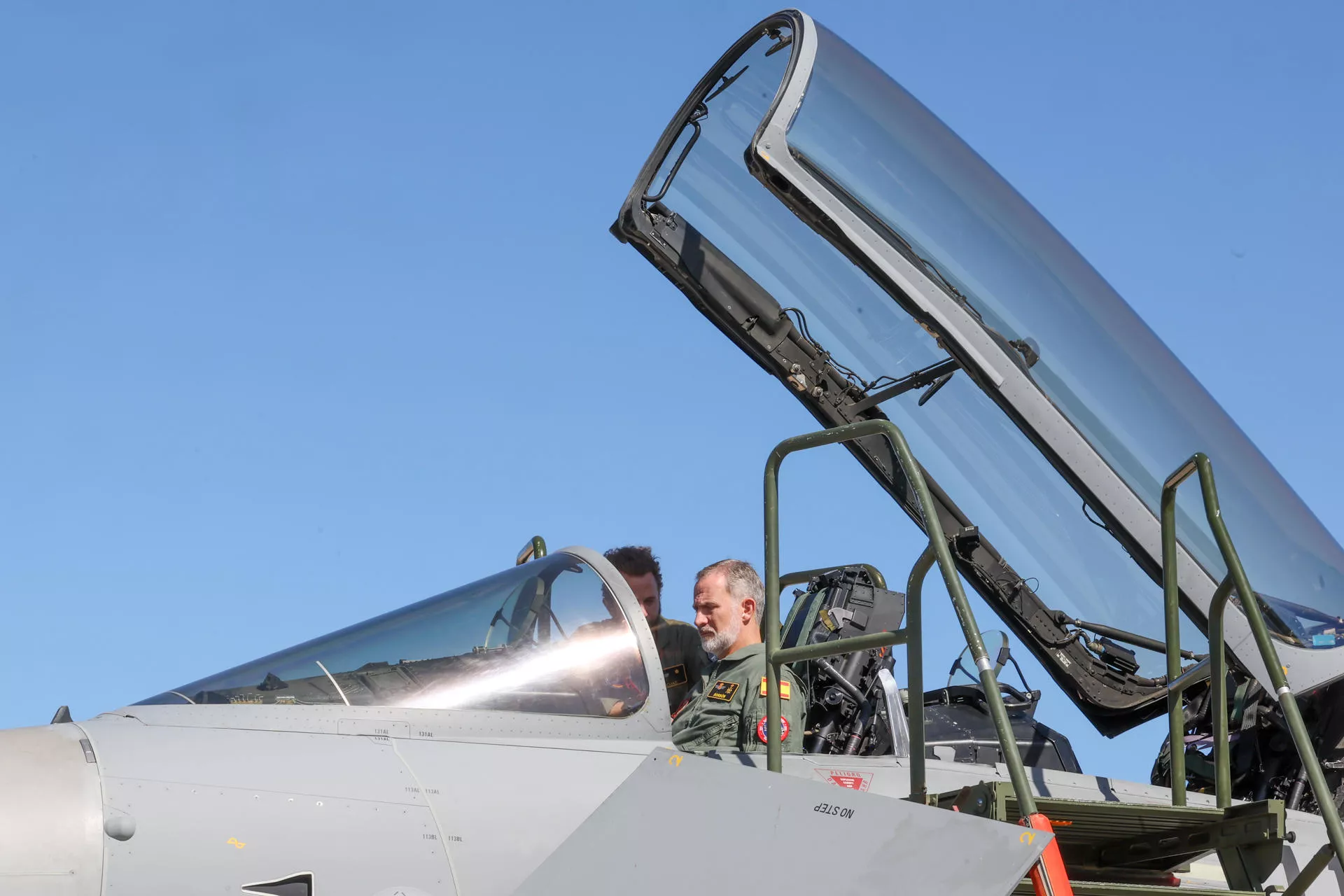Felipe VI inspecciona uno de los aviones que participó en el simulacro. Felipe VI inspecciona uno de los aviones que participó en el simulacro.