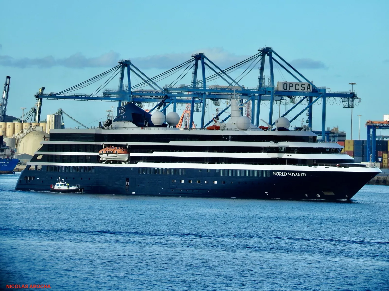 El crucero de expediciones de lujo 'World Voyager', a su salida del Puerto de Las Palmas. / NICOLÁS AROCHA