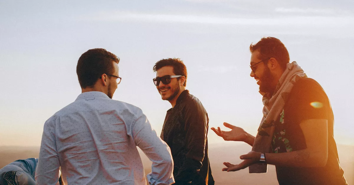 Imagen de amigos charlando / PEXELS