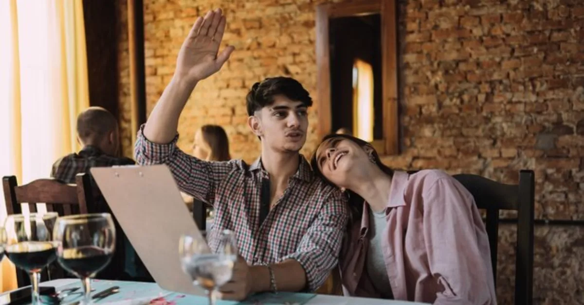 Imagen de una pareja pidiendo la cuenta / FREEPIK