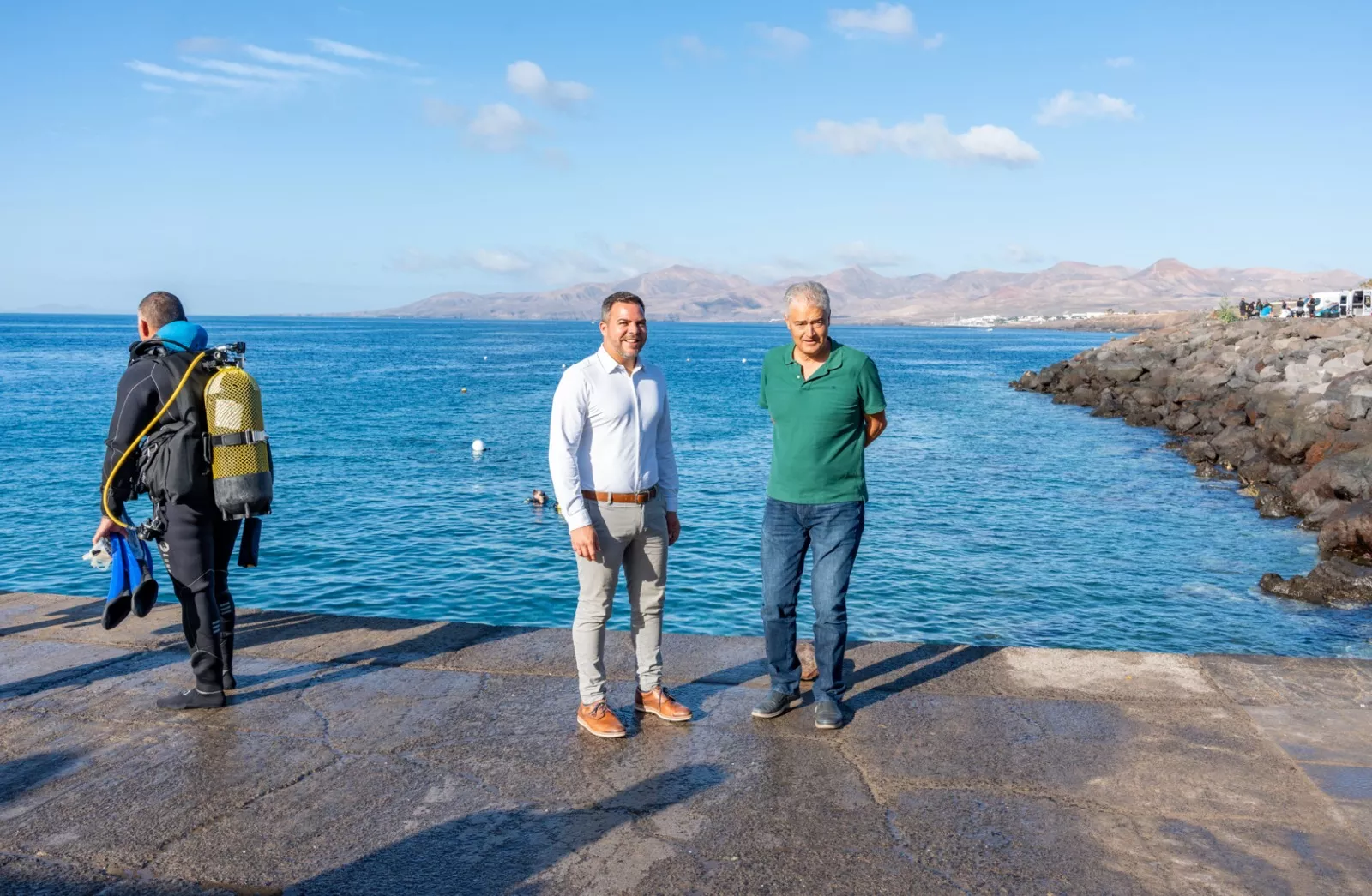 El vicepresidente del Cabildo de Lanzarote, Jacobo Medina, y el alcalde Tías, José Juan Cruz, visitan la zona de construcción del Centro de Buceo de Puerto del Carmen./ CEDIDA