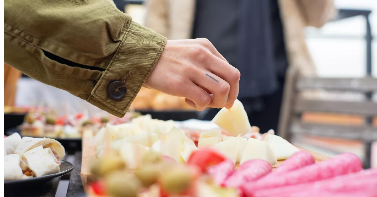 Imagen de una persona de picoteo / PEXELS