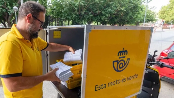 Un trabajador de Correos / EFE Un trabajador de Correos / EFE