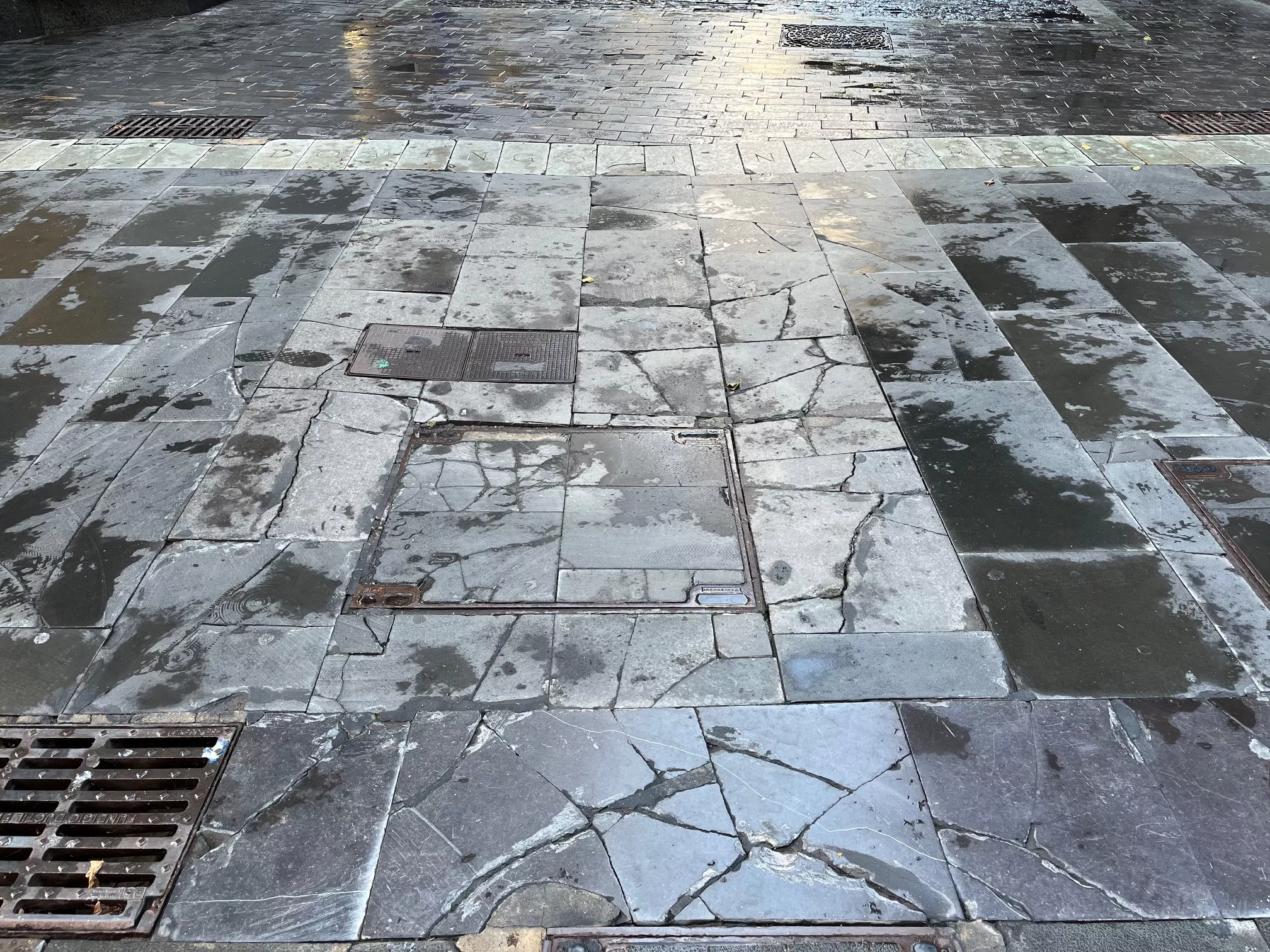 Estado de las baldosas de la calle de Triana el pasado 28 de octubre de 2024. / AH