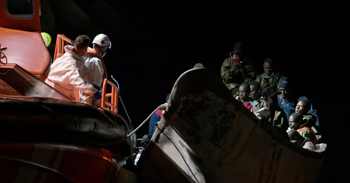 Grupo de personas llegan al puerto de La Restinga, en El Hierro. / GERLMERT FINOL-EFE