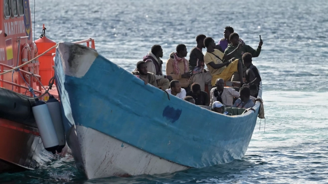 Varias personas que llegaron a El Hierro en cayuco se hacen selfis al arribar a La Restinga. / GELMERT FINOL-EFE Varias personas que llegaron a El Hierro en cayuco se hacen selfis al arribar a La Restinga. / GELMERT FINOL-EFE
