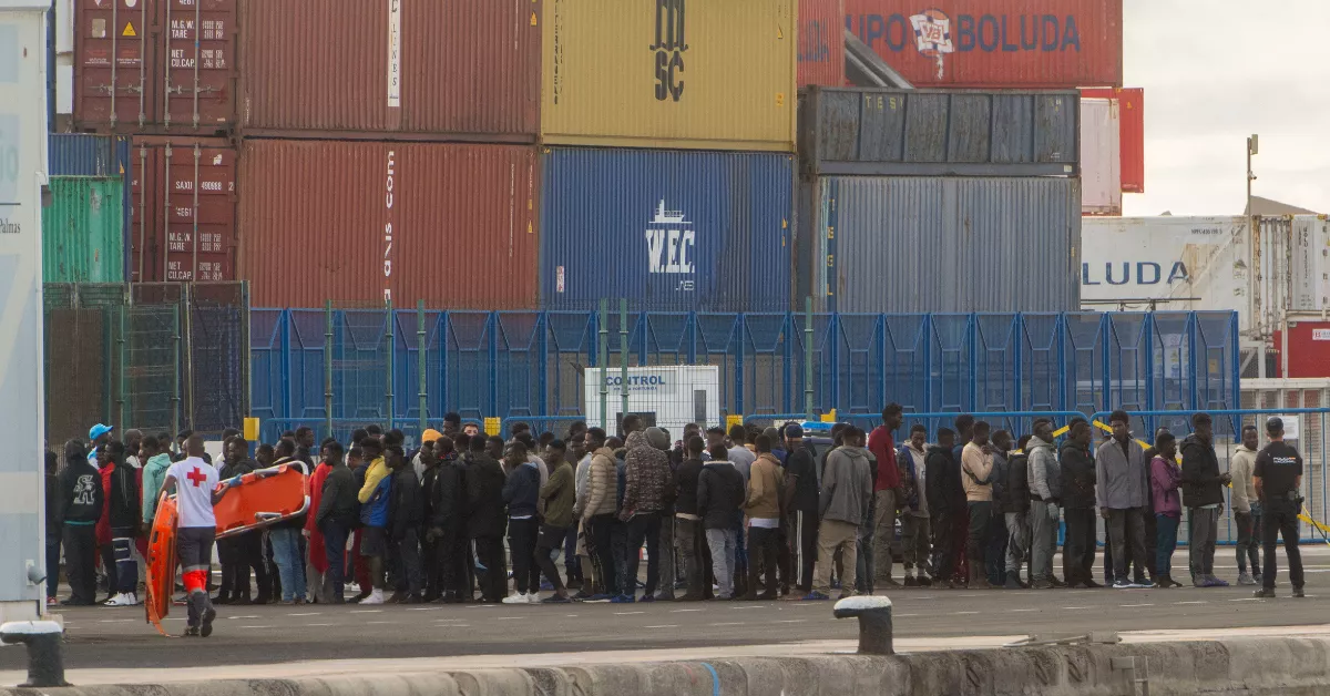 Grupo de inmigrantes rescatados en la noche de este domingo en Canarias. / CARLOS DE SÁA-EFE