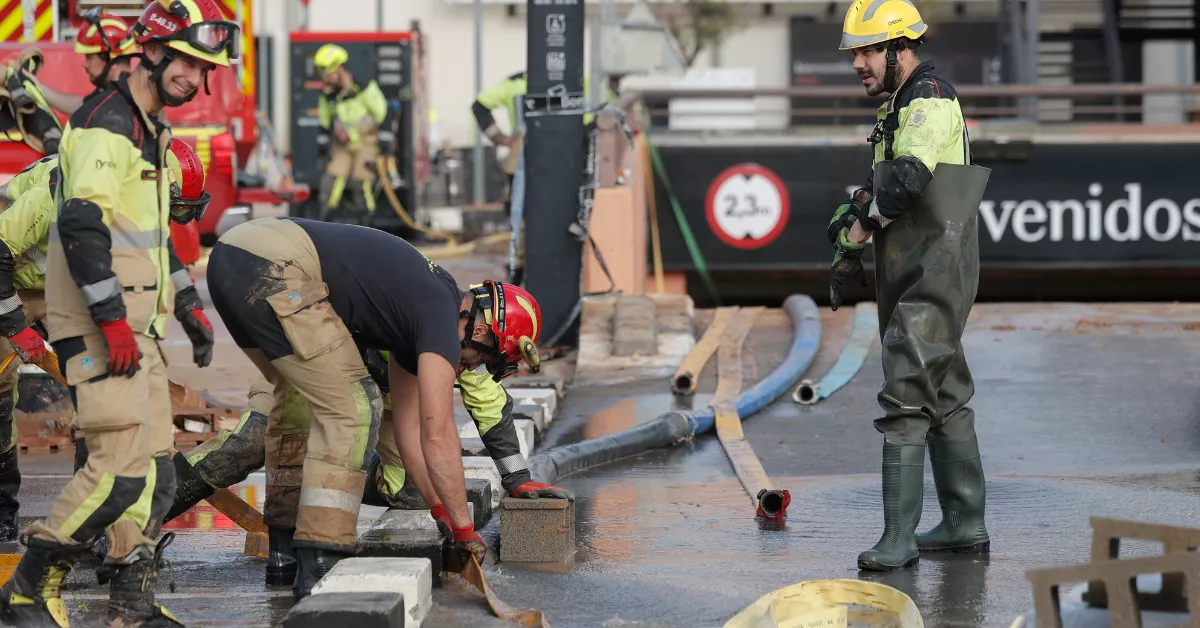 Efectivos de la UME y del cuerpo de Bomberos extraen agua del parking subterráneo del Centro Comercial Bonaire para poder acceder a los coches aparcados, este domingo. / EFE-MANUEL BRUQUE