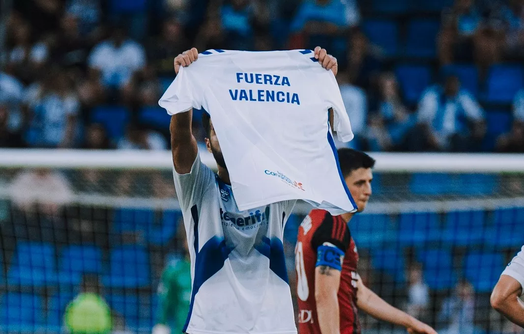 El tinerfeñista Rubén Alves manda un mensaje de solidaridad al pueblo valenciano tras marcar su gol ante el Mirandés./ X - CDTENERIFE