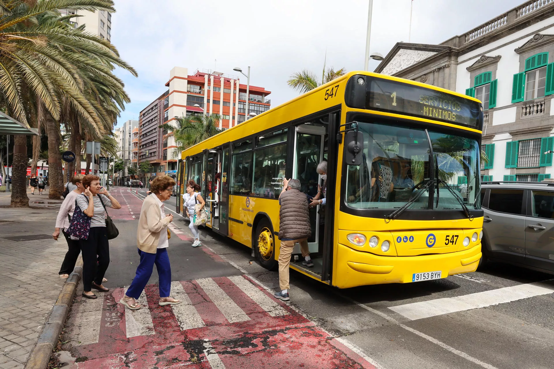 Canarias contará un año más con la gratuidad del transporte para viajeros habituales. / AH
