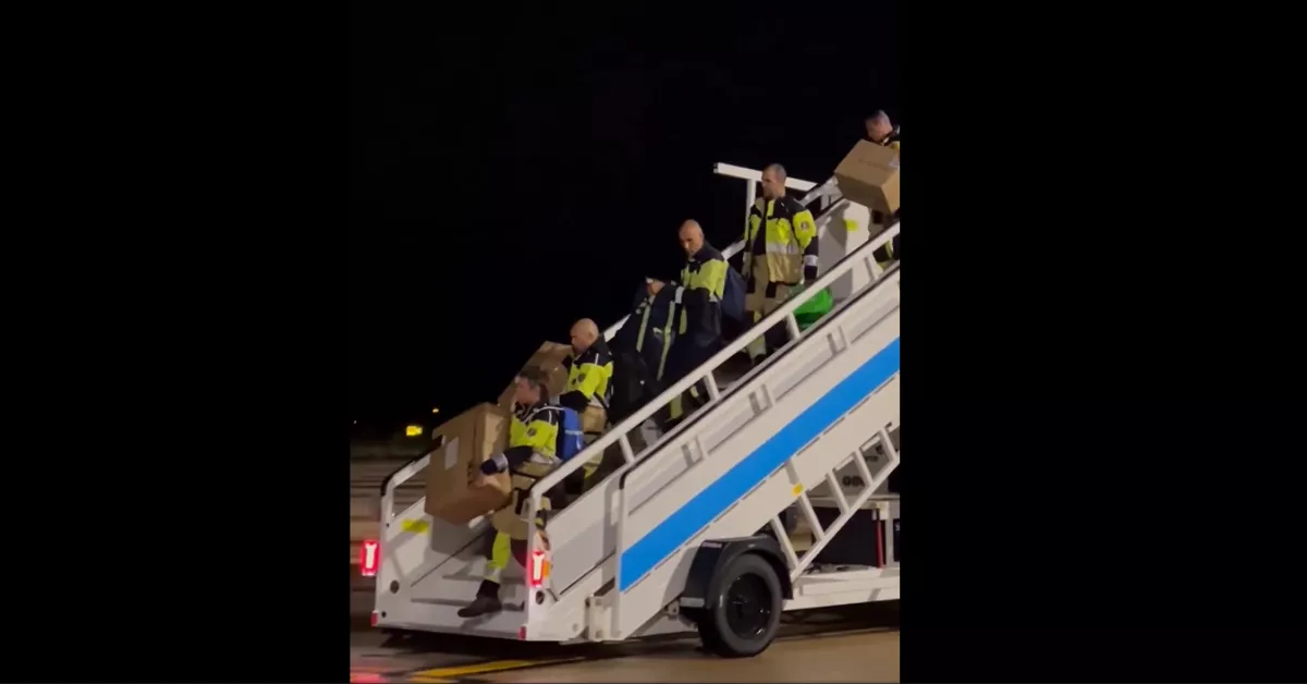 El dispositivo de emergencias llegando a Valencia desde Canarias. / CABILDO DE TENERIFE