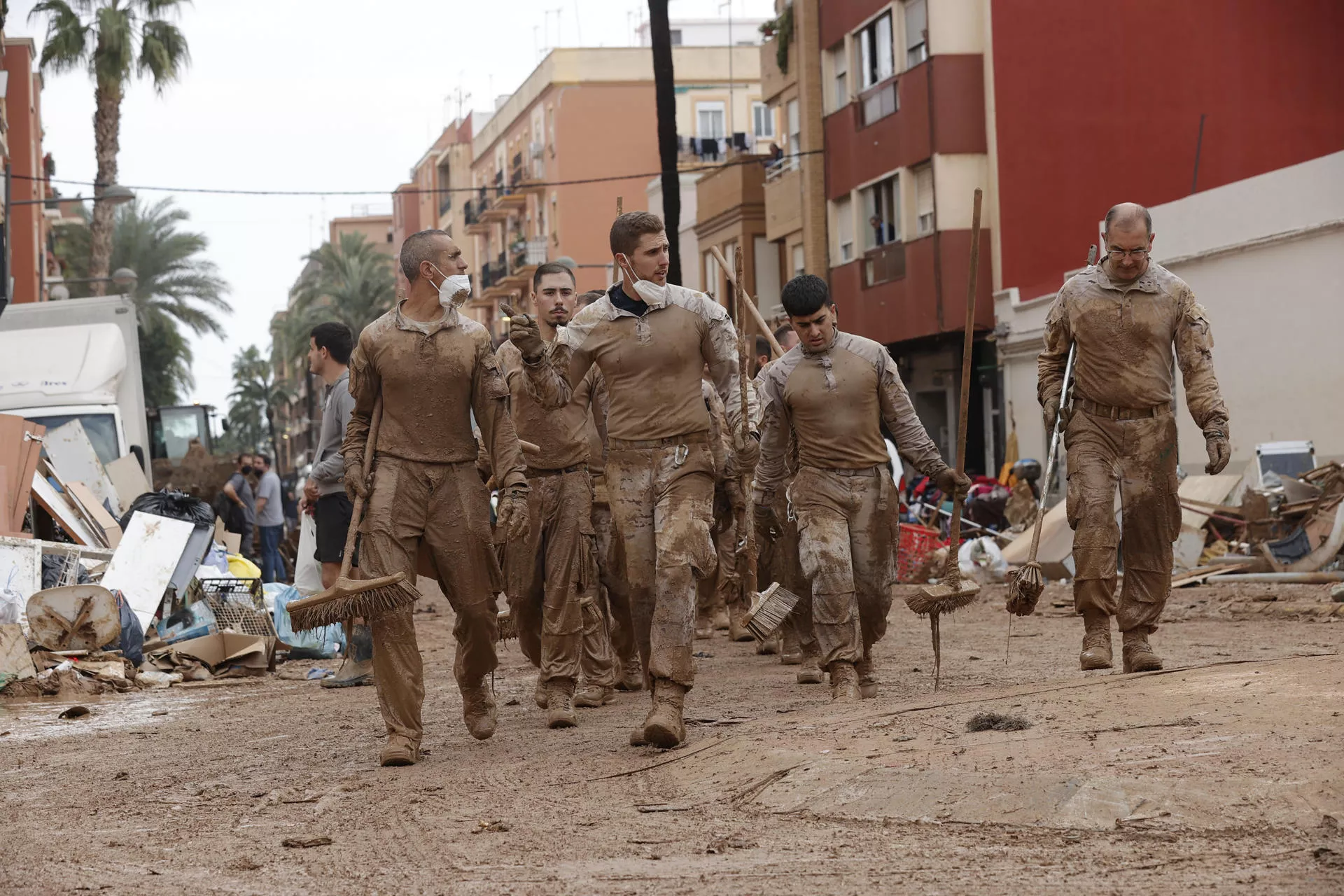 Un grupo de militares trabaja en la limpieza de las calles de Paiporta este lunes, tras el paso de la DANA por Valencia./ EFE