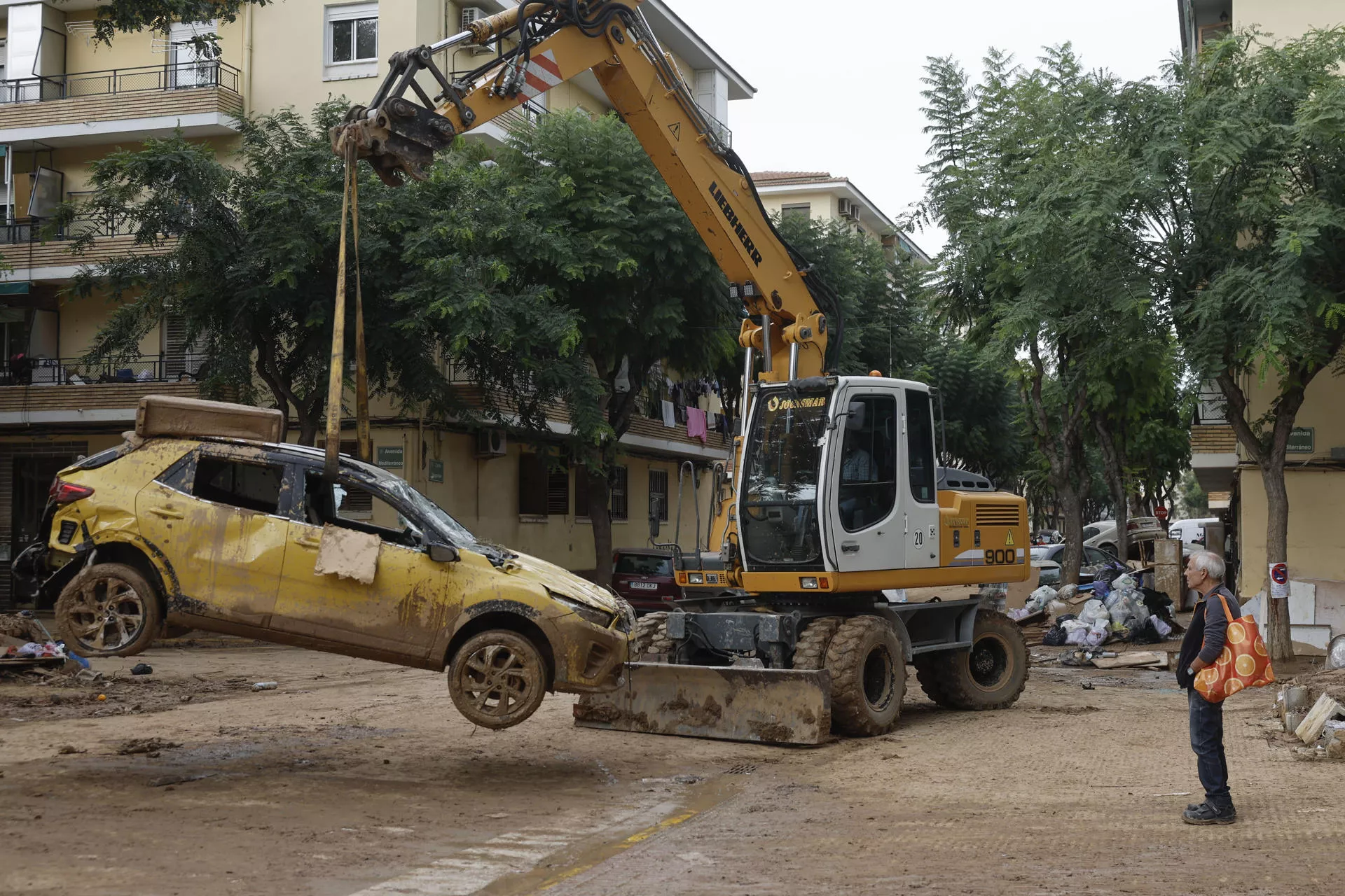 El equipo canario enfrenta una "catástrofe dantesca" por la DANA en Alfafar y Massanassa. En la imagen, maquinaria pesada retira vehículos de las calles de Alfafar (Valencia). / KAI FOSTERLING-EFE