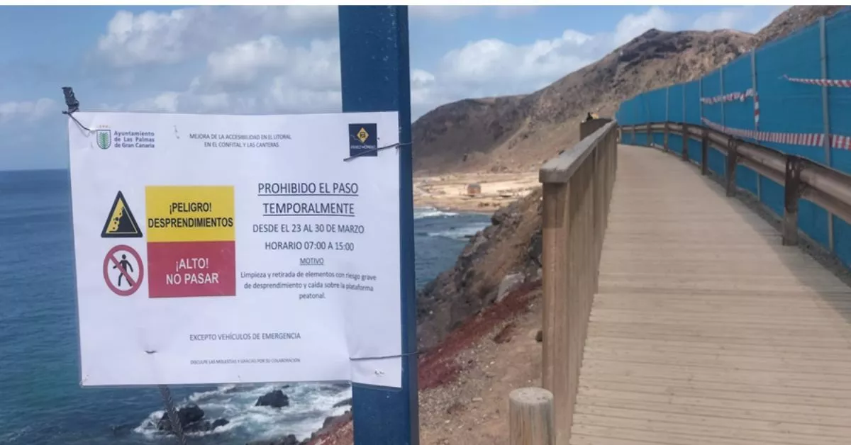 Cartel de prohibido el paso a El Confital durante la obra de mejora de los accesos. / AH
