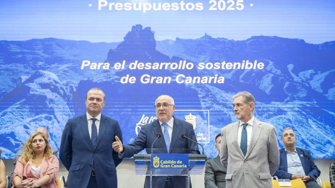 Antonio Morales, escoltado por Augusto Hidalgo y Pedro Justo. / DAVID DELFOUR-CABILDO DE GRAN CANARIA Antonio Morales, escoltado por Augusto Hidalgo y Pedro Justo. / DAVID DELFOUR-CABILDO DE GRAN CANARIA