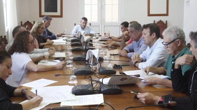 En la imagen, un instante de la asamblea del Consorcio del Agua de Lanzarote celebrado este lunes. / AH