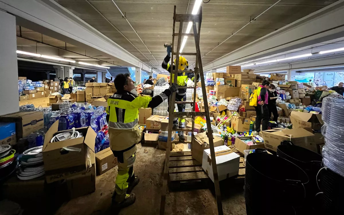Primera misión en Valencia del equipo canario de emergencias: habilitar un banco de alimentos en una zona arrasada por la DANA. / AH