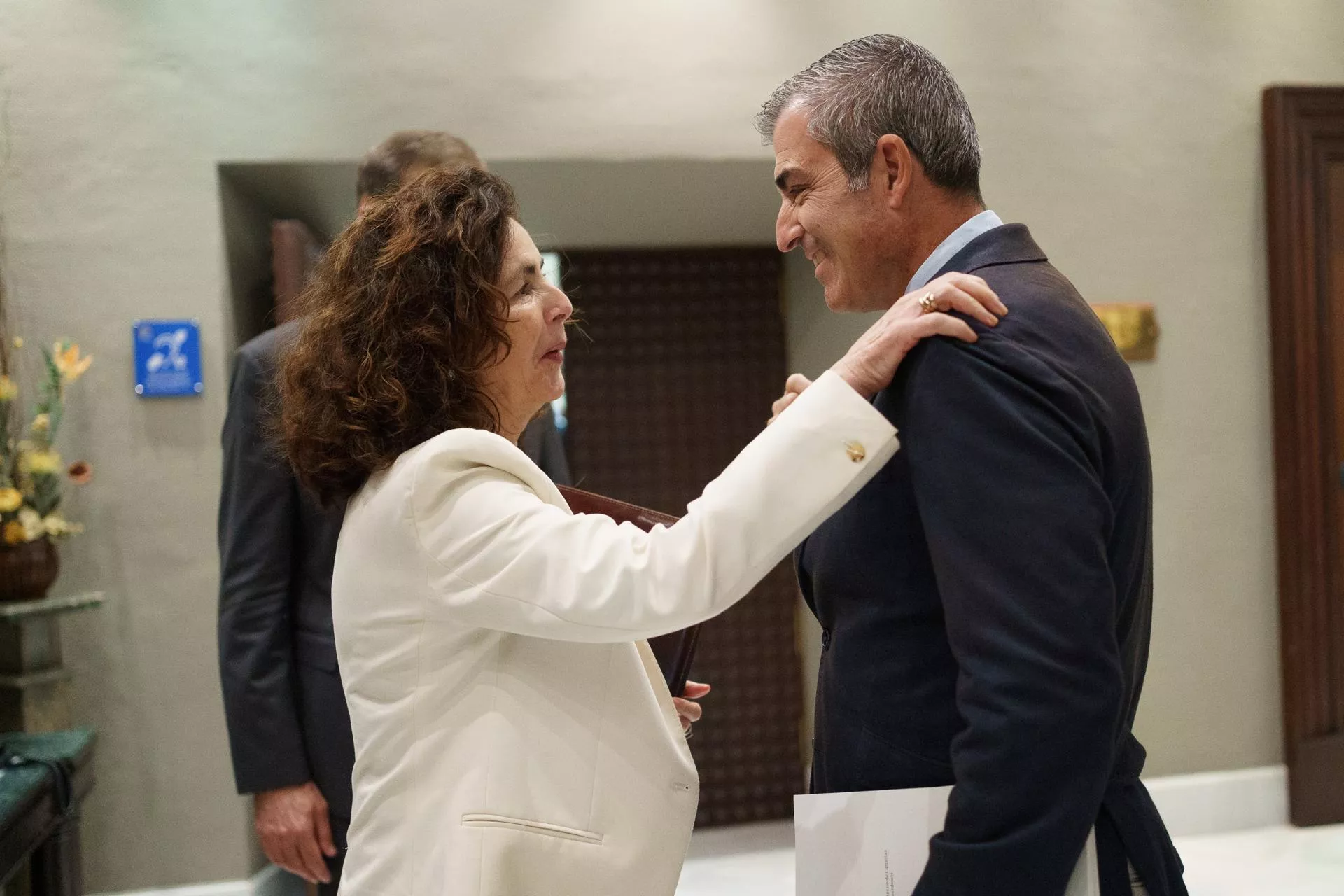 La consejera de Hacienda y Relaciones con la Unión Europea del Gobierno de Canarias, Matilde Asián (i), y el vicepresidente y consejero de Economía, Industria, Comercio y Autónomos, Manuel Domínguez (d)./ EFE