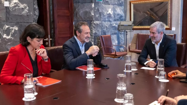El presidente del Gobierno de Canarias, Fernando Clavijo (d); el director general de Save the Children, Andrés Conde (2i); y la directora de Incidencia Social y Política de la ong, Catalina Perazzo (i). / MIGUEL BARRETO-EFE El presidente del Gobierno de Canarias, Fernando Clavijo (d); el director general de Save the Children, Andrés Conde (2i); y la directora de Incidencia Social y Política de la ong, Catalina Perazzo (i). / MIGUEL BARRETO-EFE