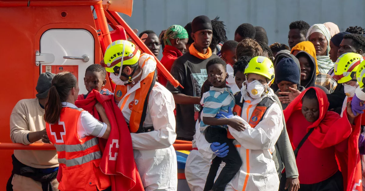 Varios inmigrantes rescatados por Salvamento Marítimo, entre ellos dos menores. / EFE