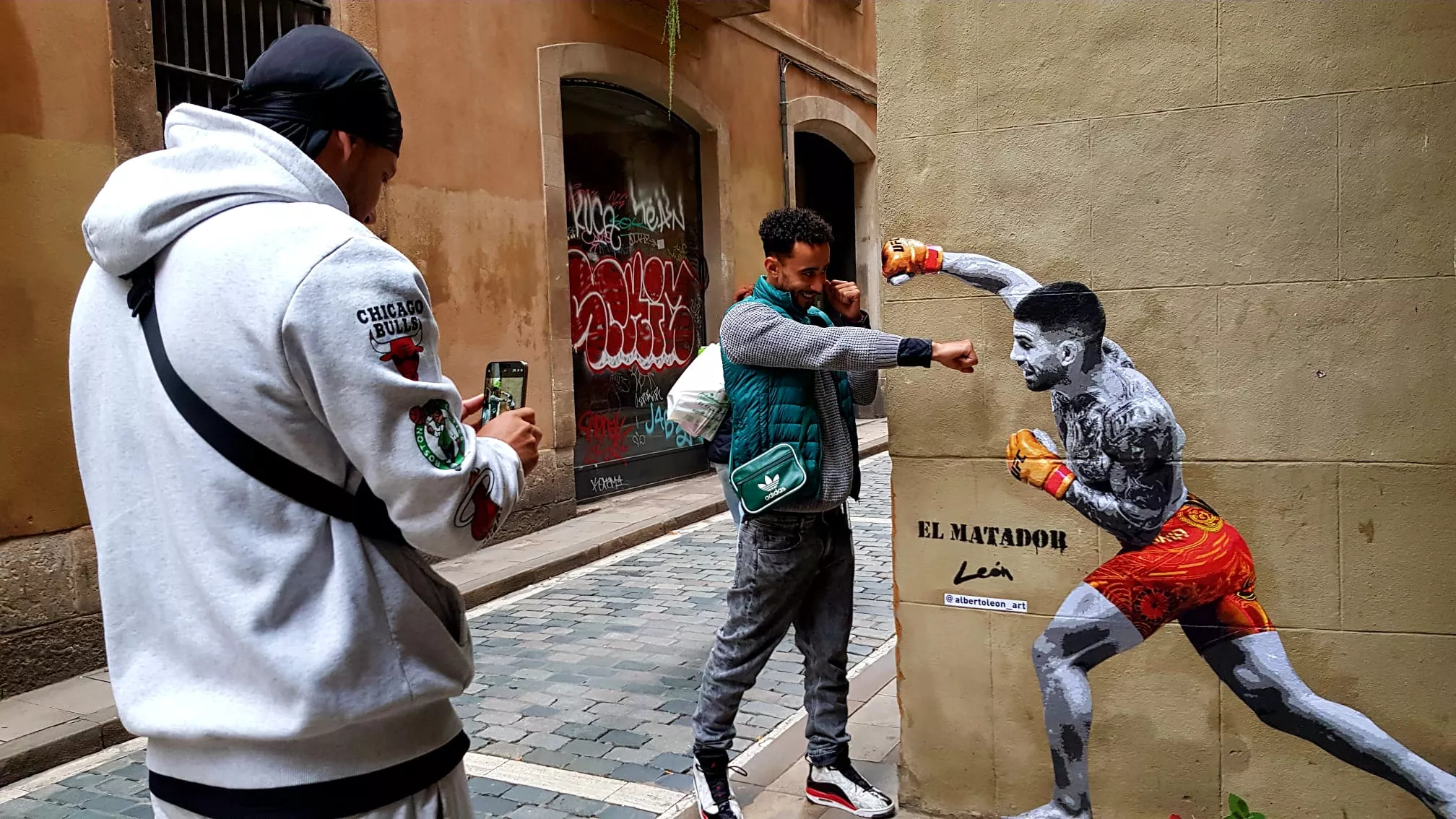 Ciudadanos se sacan una fotografía interactuando con la obra 'El Matador' de Alberto León / ALBERTO LEÓN