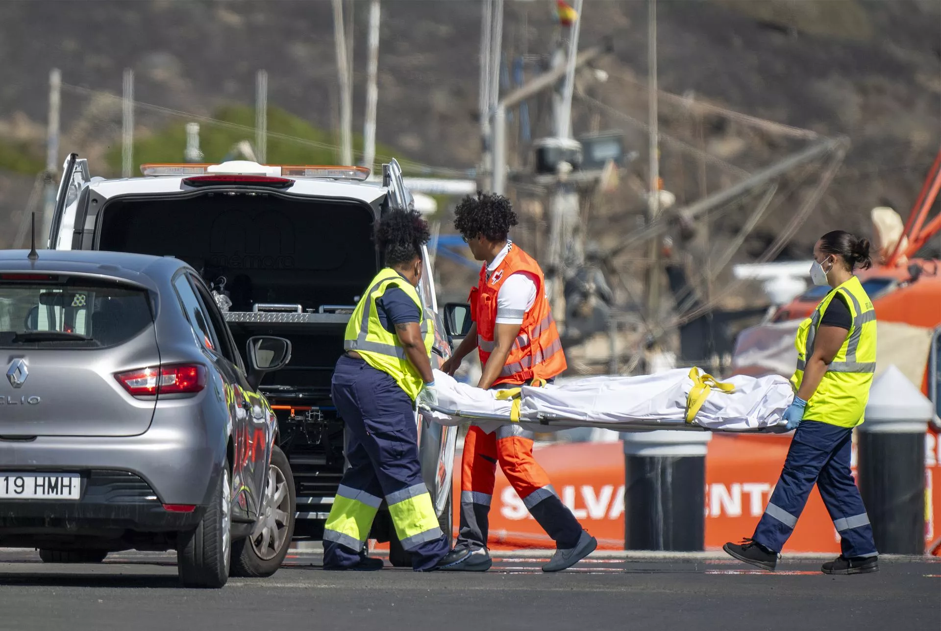 Rescatan a 495 migrantes y recuperan tres cadáveres en un nuevo día de llegada de pateras a Canarias. En la imagen, operarios de Cruz Roja trasladan uno de los cuerpos recuperados en el Atlántico. / ADRIEL PERDOMO-EFE