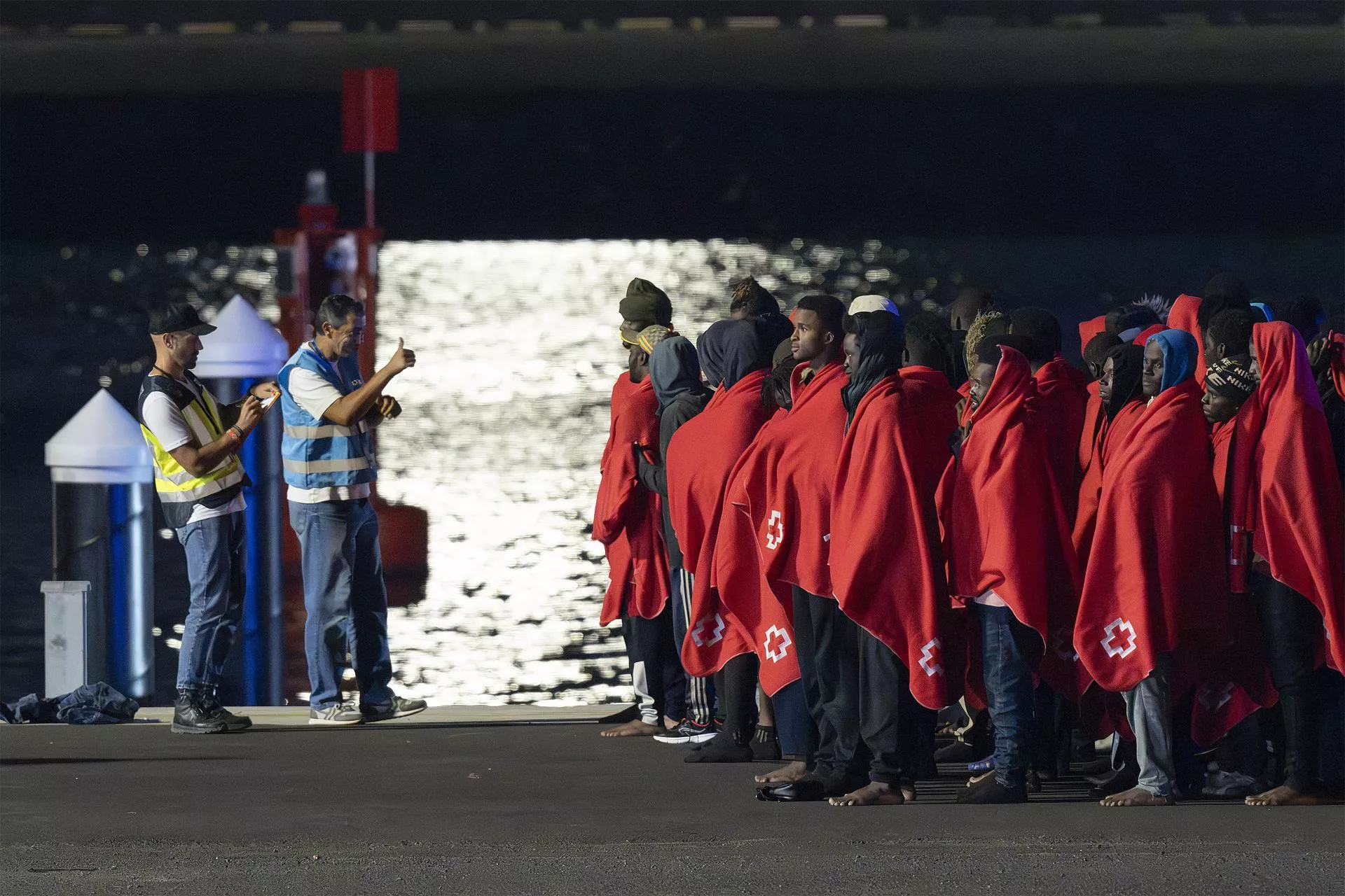Un grupo de migrantes atiende las instrucciones de personal de Cruz Roja en Lanzarote. / Archivo ADRIEL PERDOMO-EFE