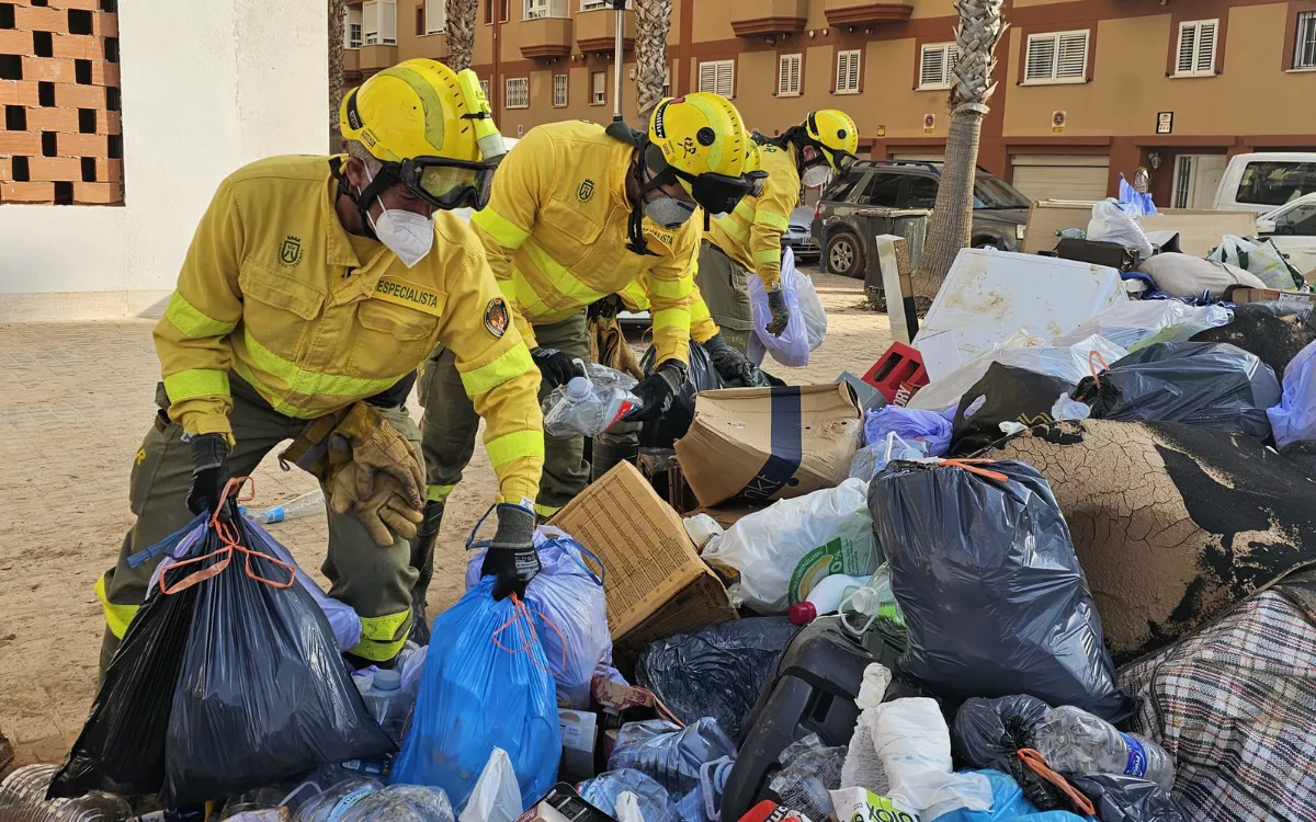 El dispositivo canario colabora en la limpieza de calles y viviendas en Valencia. / AH