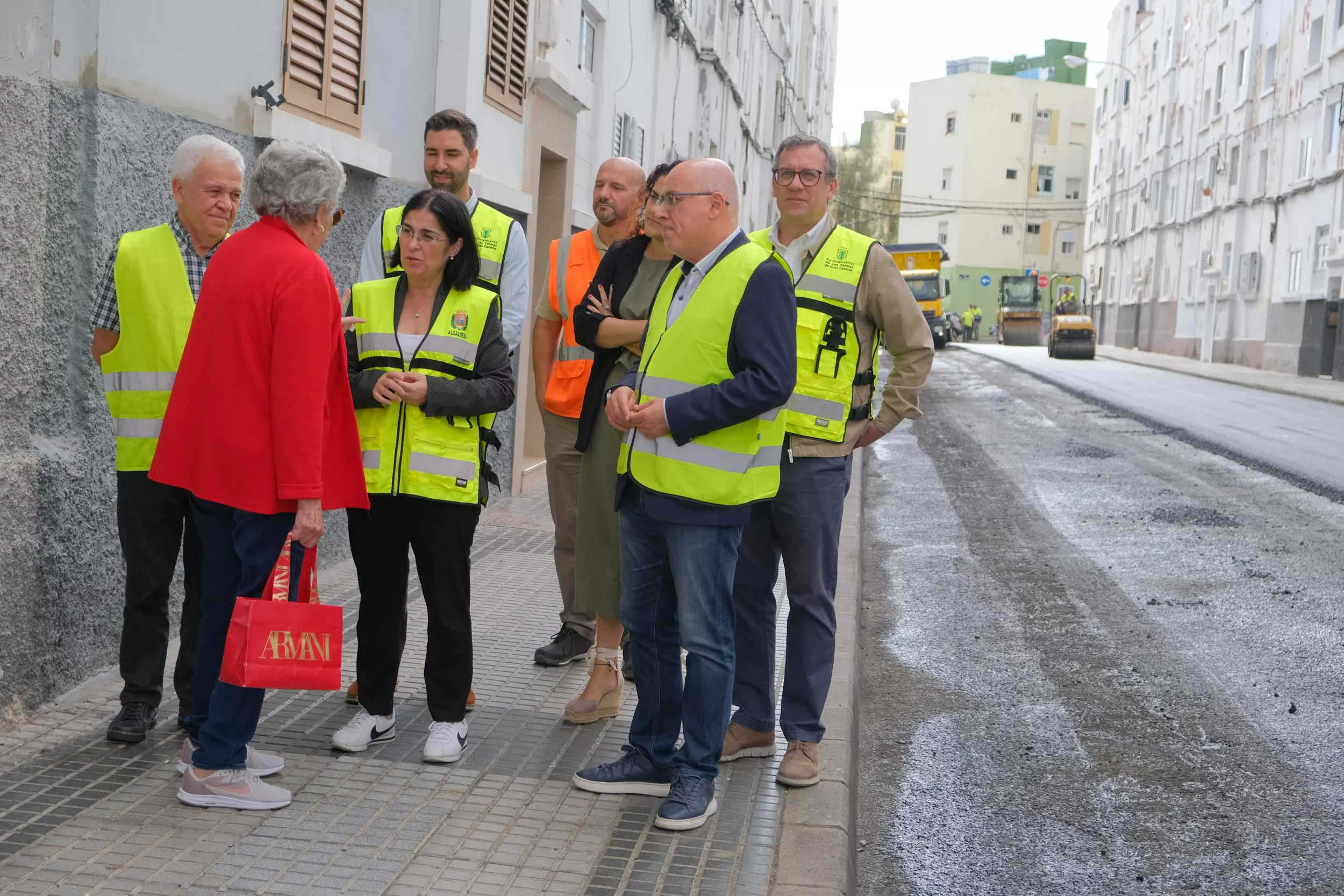 Ayuntamiento y Cabildo renuevan el asfaltado de 33 calles a través de una inversión de 1,24 millones de euros. En la imagen, Carolina Darias y Antonio Morales dialogan con una vecina de Escaleritas. / AH