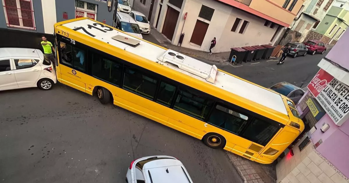 Imagen de una guagua municipal atascada en el barrio de La Isleta, en Las Palmas / AH