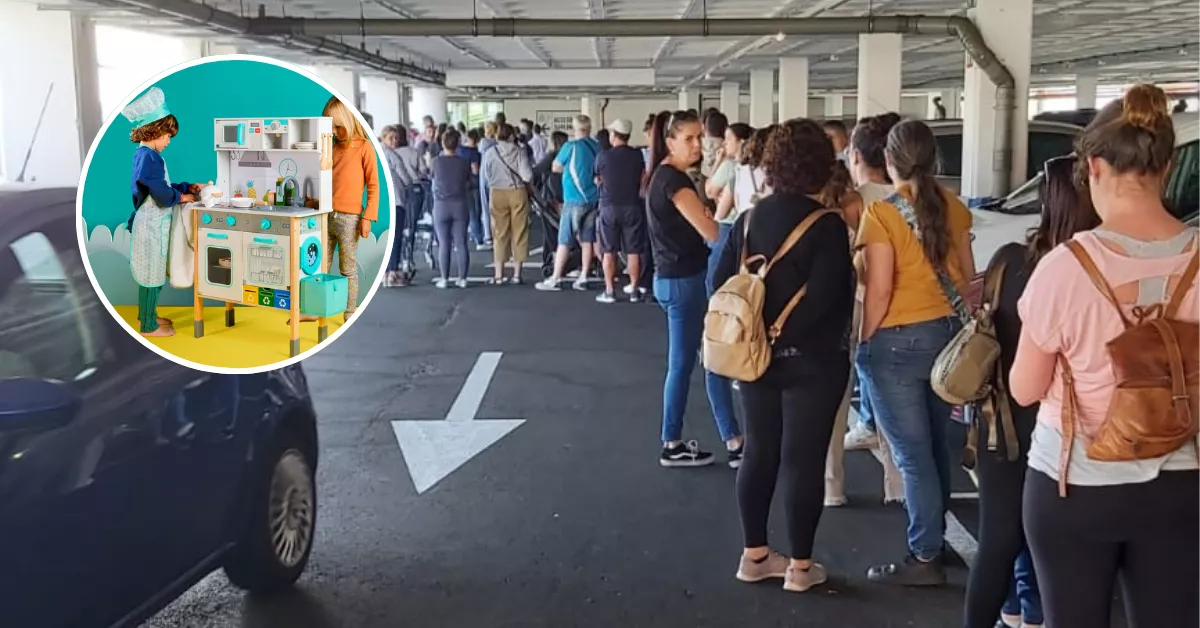 Imagen de la cola en el supermercado Aldi para la compra de juguetes navideños / AH 