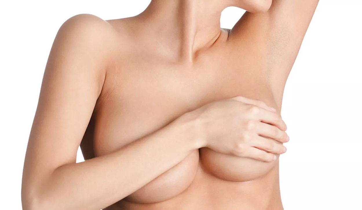 Los especialistas aconsejan examinarse las mamas de forma regular para prevenir un posible cáncer / QUIRÓNSALUD