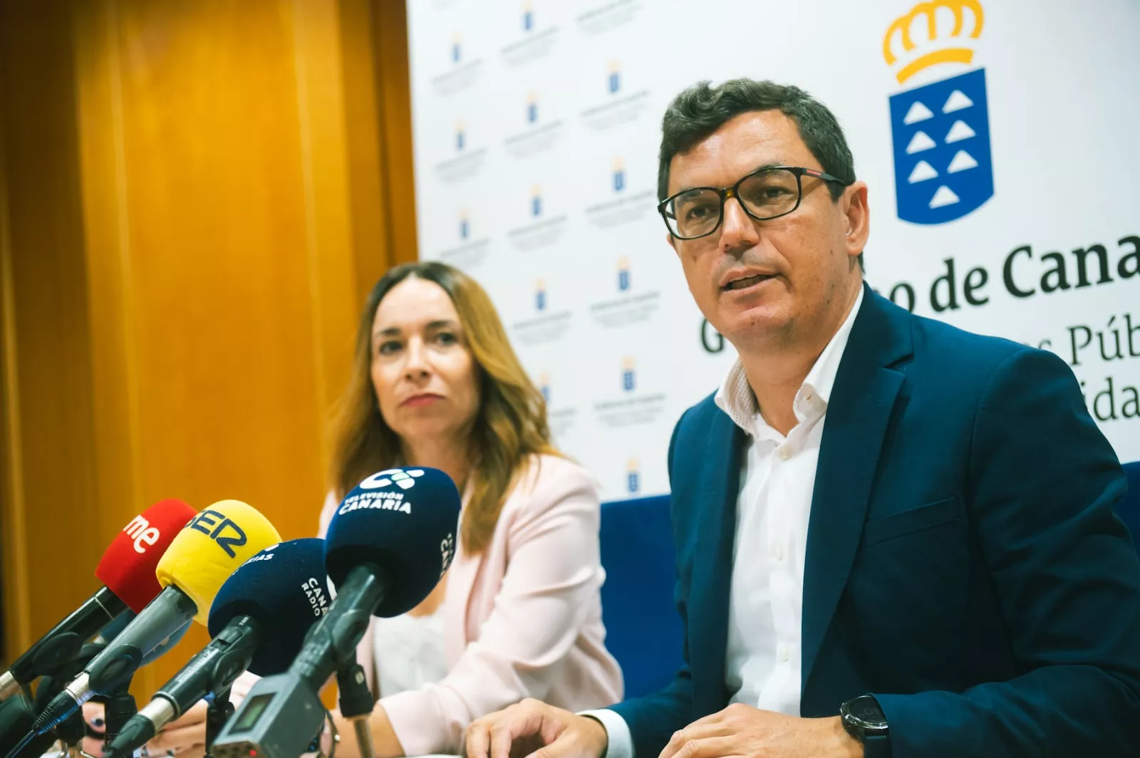 Pablo Rodríguez, consejero de Obras Públicas de Canarias, y Rosana Melián, directora general de Infraestructura Viaria, comparecen para explicar el acuerdo de indemnización a OHL por el Anillo Insular de Tenerife./ CEDIDA