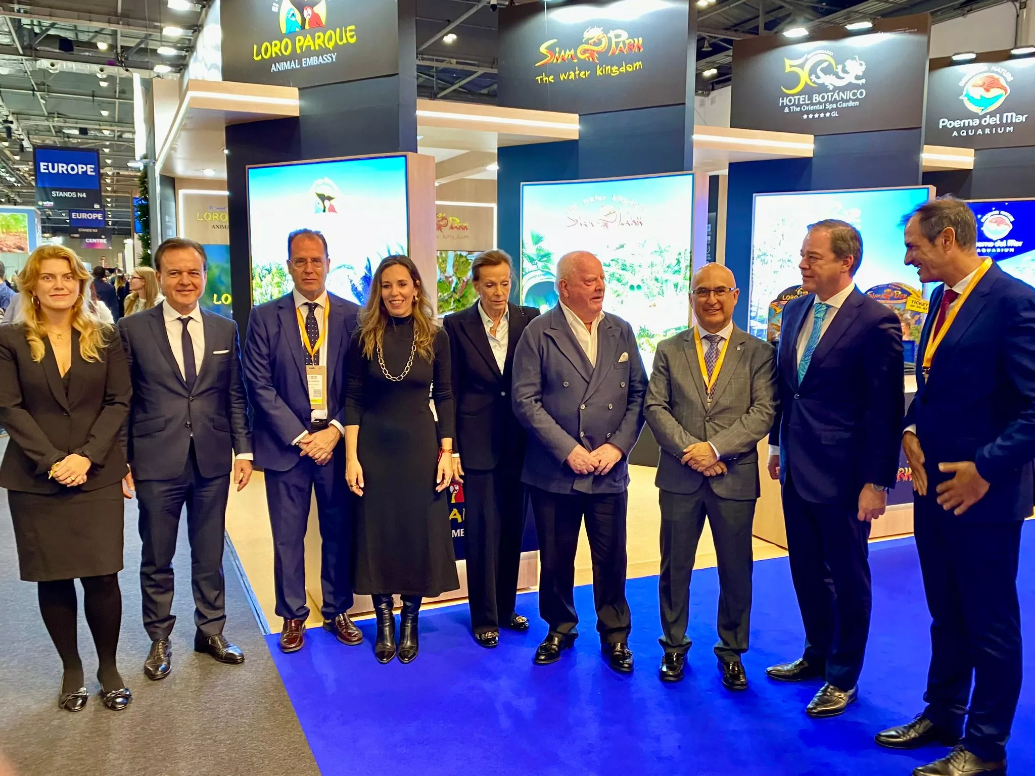 La familia Kiessling junto a la consejera de Turismo del Gobierno de Canarias, Jessica de León, y otras autoridades en el stand del Grupo Loro Parque./ CEDIDA