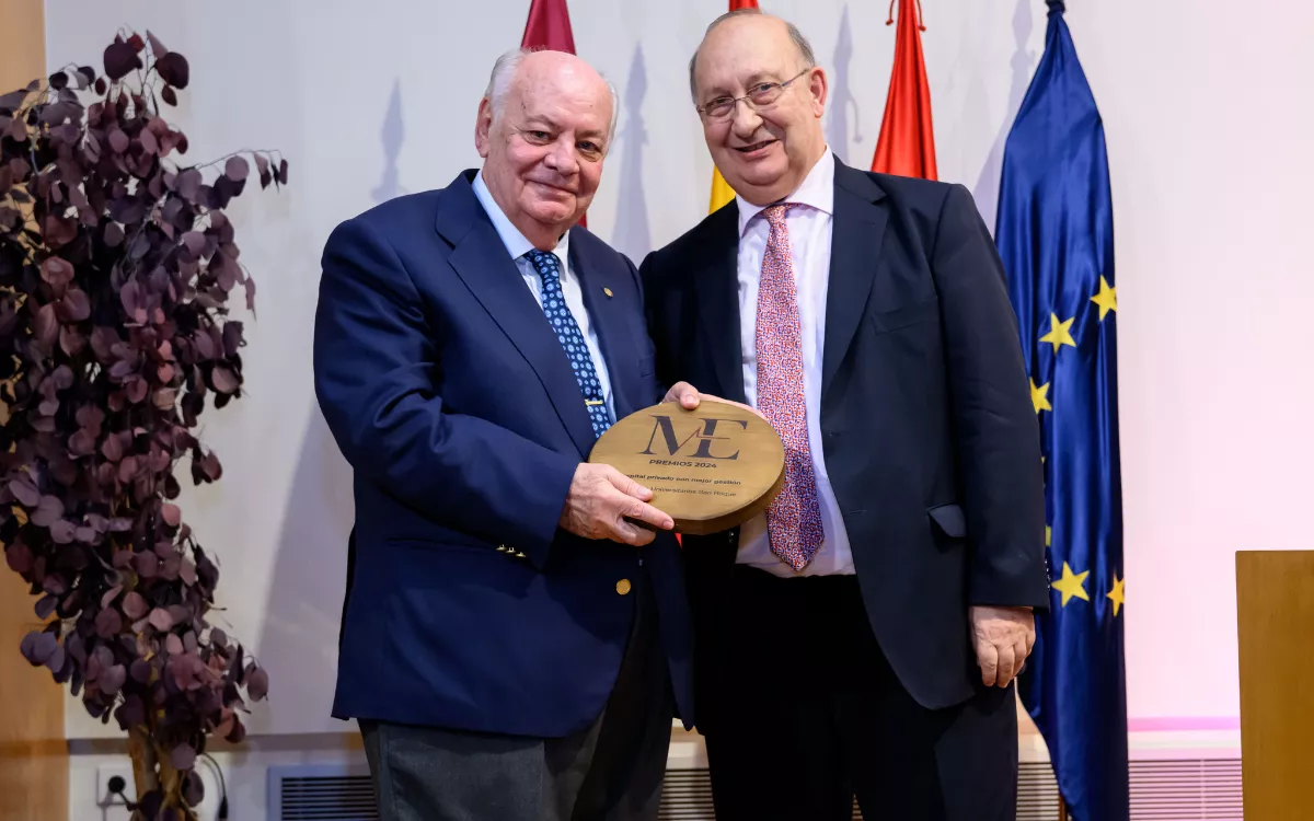 En la imagen, el doctor Mario Rodríguez, presidente de Hospitales Universitarios San Roque, recibió el galardón de manos José María Martínez García, presidente de New Medical Economics. / AH